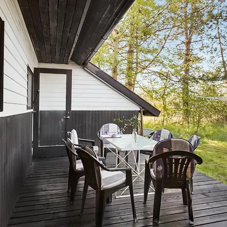 3 Bedroom Cozy In Рёдбю