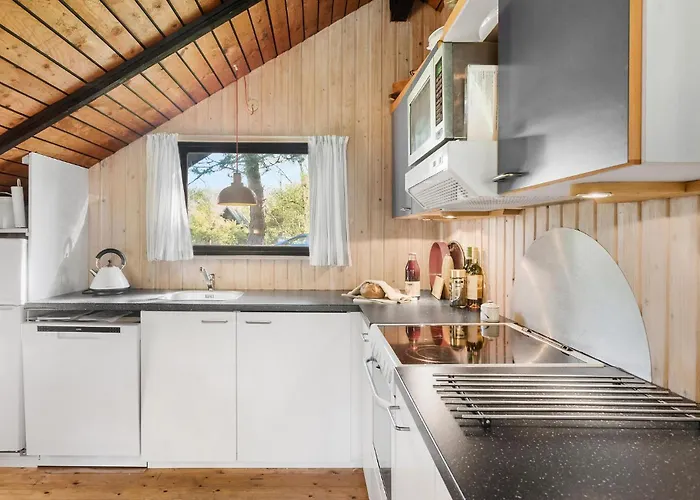 3 Bedroom Cozy In 度假居 Rødby