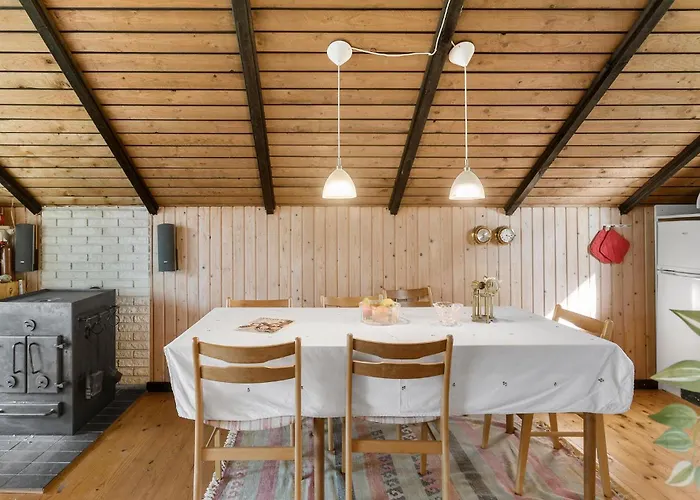 3 Bedroom Cozy In Дом отдыха Рёдбю